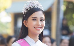 Hoa hậu Trần Tiểu Vy giản dị, dịu dàng trong ngày trở về trường