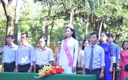 Hoa hậu Trần Tiểu Vy dự lễ chào cờ ở trường cũ