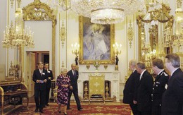 Cánh cửa bí mật Nữ hoàng Anh giấu trong phòng khách cung điện