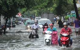 Nhiều người ngã nhào vì ngập ở Sài Gòn