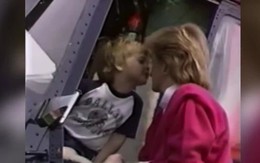 Khoảnh khắc Hoàng tử William cọ mũi mẹ Diana khi mới 5 tuổi