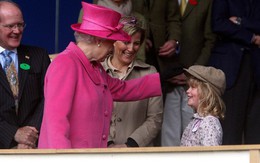 Xuất hiện trước công chúng nghiêm túc là vậy nhưng Nữ hoàng cũng có những khoảnh khắc "phá lệ" chứng tỏ là người bà tuyệt vời