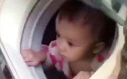 Bé 1 tuổi ngồi trong máy giặt để thoát khỏi ngôi nhà ngập nước
