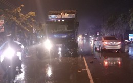 Xe máy dính chặt đầu xe tải, người đàn ông văng xuống đường tử vong