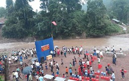 Học sinh Lai Châu khai giảng bên bờ suối