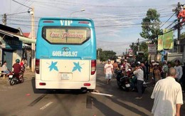 Mẹ để con đi mua đồ một mình ngoài đường, bé gái 5 tuổi bị xe khách cán tử vong
