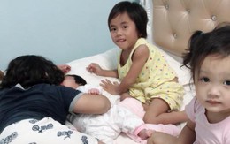 Sau 9 tháng ở với mẹ nuôi, em bé Mường Lát tật nguyền ngày nào đã được đi học chữ, ngày càng lanh lợi đáng yêu