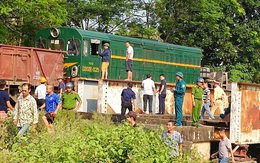 Hà Nội: Cố băng qua đường sắt, ô tô tải chở nhiều người bị tàu đâm biến dạng
