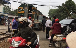 Hà Nội: Va chạm tàu hỏa, tài xế công nông bay ra khỏi xe