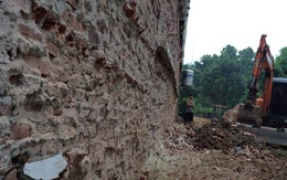 Phú Thọ: Nhà đang ở bỗng nhiên bị phá nửa tường, tính mạng người dân bị đe dọa