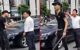 Người đàn ông giơ thẻ đỏ bị thanh niên cầm điếu cày đánh đã được xuất viện