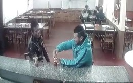 Ngồi uống bia, bị sát thủ nã liên tiếp 3 phát vào đầu