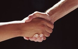 Vướng lao lý chỉ vì cái bắt tay… quá đà