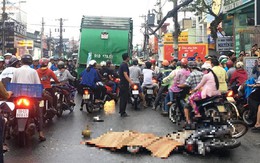 Vừa đổ xăng xong, nam thanh niên bị xe rác tông chết