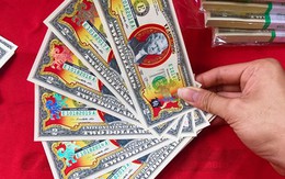 Chi tiền triệu mua 2 USD hình chó mạ vàng biếu Tết
