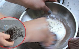 Chỉ mất 2 phút, chị em có ngay dụng cụ cọ nồi không đau tay mà sạch sẽ vô cùng