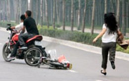 Đón ôtô lúc rạng sáng ở Sài Gòn, cô gái bị cướp