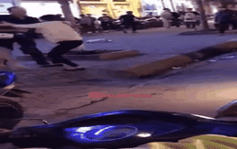 Hà Nội: Bắt quả tang chồng đi với bồ trên ô tô, vợ đi xe máy cũ kĩ đến đánh ghen ngay trên phố