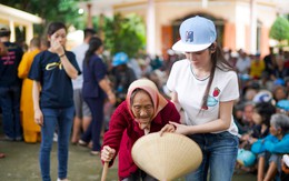 Bận rộn đến thiếu ngủ, Lý Nhã Kỳ vẫn dành thời gian làm từ thiện