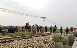 Băng xe máy qua đường sắt, bị tàu hất văng 50m tử vong