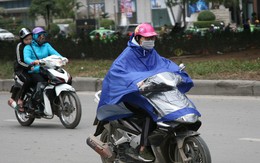 Hà Nội: Gió thổi mạnh, nhiều người đi xe máy chao đảo khi qua cầu vượt, tòa nhà cao tầng