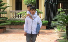 Tình bạn cảm động: 8 năm cõng bạn đến lớp