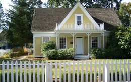 Quên hàng rào bằng kim loại hay bằng bê tông kiên cố đi, hàng rào trắng sẽ khiến nhà bạn trở nên lãng mạn