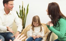 Khi bố mẹ không còn một nhà (1): Điều cực nguy hại nếu bố mẹ nói xấu nhau trước mặt con