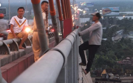 Giải cứu thanh niên nghi ‘ngáo đá làm xiếc’ trên cầu