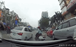 Cắt ngang sang đường nhưng không được, Ninja Lead loay hoay húc 3 phát vào hông ô tô rồi mới chịu đi