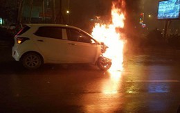Hà Nội: Ô tô bốc cháy dữ dội giữa trời mưa, tài xế may mắn thoát chết