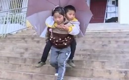 Bé gái 9 tuổi cõng anh trai tật nguyền đến trường mỗi ngày: Câu chuyện lay động hàng triệu trái tim