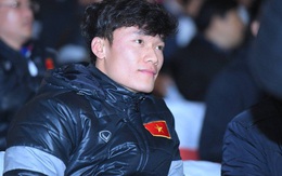 Câu chuyện dọc đường diễu hành của thủ môn Tiến Dũng "đốn tim" chị em