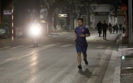 Nghịch cảnh mưa rét Hà Nội: Người khoác chăn bông, người quần cộc ra đường
