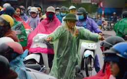 Người phụ nữ 63 tuổi bất chấp trời mưa rét để điều tiết giao thông: 'Nhiều lần tôi bị chửi bới, đe dọa'