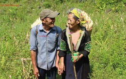 Nụ cười và cái nắm tay của hai ông bà cụ miền sơn cước khiến giới trẻ ước gì có một tình yêu như thế