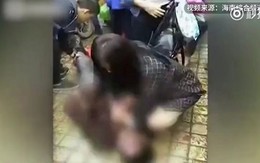 Ông lão ngất xỉu giữa chợ, dân thờ ơ không ai giúp