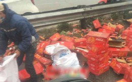 Xe chở Coca gặp nạn trên cao tốc, nhiều người đổ xô ra hôi của