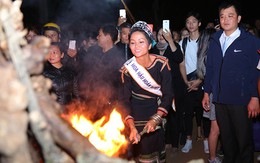 H'Hen Niê mang dép lào múa hát bên lửa trại cùng bà con