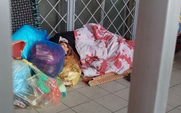 Hà Nội: Rét cắt da cắt thịt, người nhà bệnh nhân co ro ngoài hành lang tìm cách "trốn" lạnh