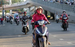 Sài Gòn se lạnh, người dân xúng xính áo ấm ra đường