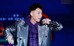 Đang trên sân khấu trình diễn mà Sơn Tùng vẫn hào hứng hô vang 'Việt Nam' khi biết tin U23 Việt Nam chiến thắng