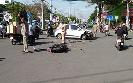 TP.HCM: Vượt đèn đỏ đâm vào ô tô, xe máy gãy đôi, 1 người chết
