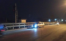 Hà Nội: 'Né' tai nạn, đôi nam nữ bị taxi đâm thương vong