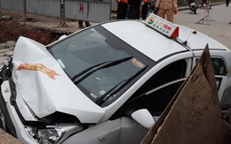 Taxi lao xuống hố công trường khiến một người nhập viện