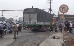 Con trai bị thương, mẹ già tử vong mắc kẹt dưới gầm xe tải sau va chạm kinh hoàng