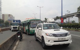 Nhiều hành khách hoảng sợ la hét vì va chạm liên hoàn giữa 5 xe, ùn ứ kéo dài trên xa lộ Hà Nội