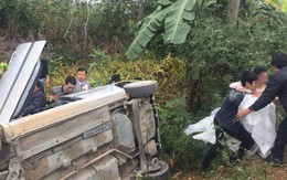 Xe hoa lật trên đường đi đưa dâu, họ hàng nháo nhác cứu cô dâu chú rể bên trong