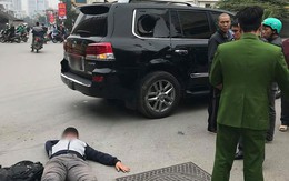 Hà Nội: Nam thanh niên đi xe máy thử độ cứng của Lexus LX570 và nằm bất động giữa đường ngay sau đó