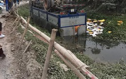Hà Nội: Xe tải chở bia nằm ngửa dưới mương nước sau khi mất lái